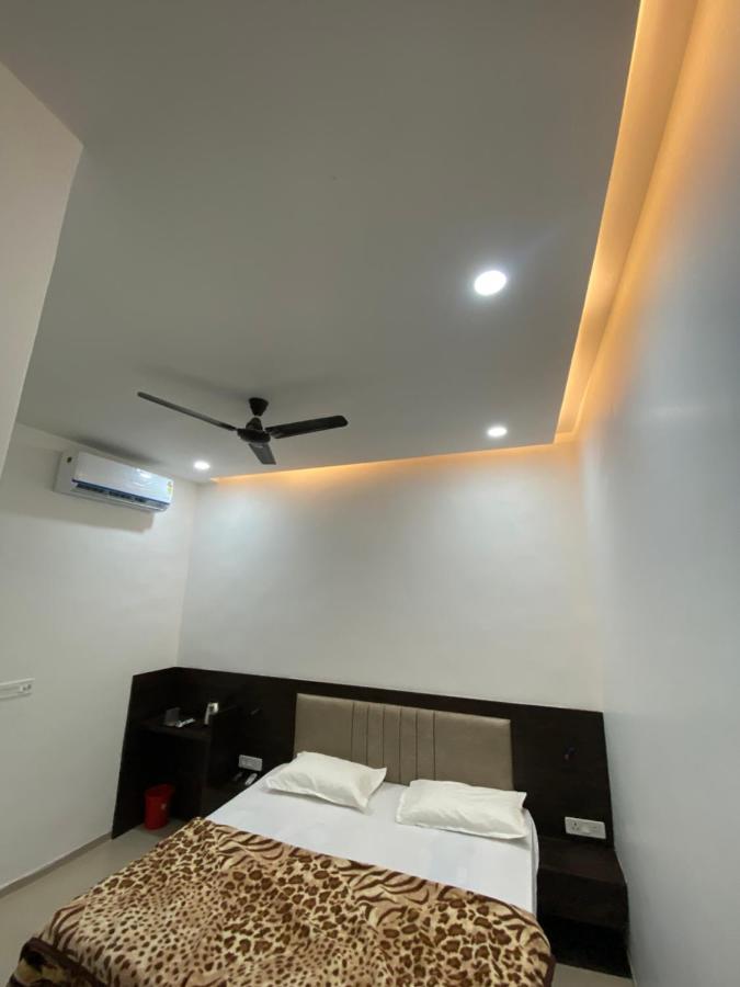 Solitaire Gardens Near Airport Lucknow Exterior foto