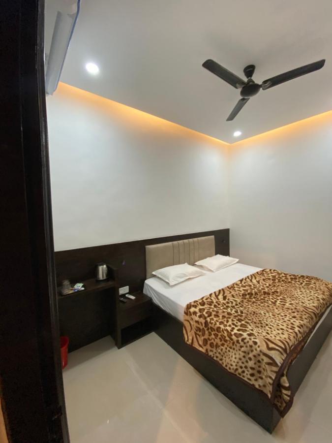 Solitaire Gardens Near Airport Lucknow Exterior foto